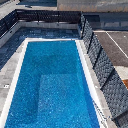 Poolside 2 Bedroom Ap. Mare トロギール エクステリア 写真