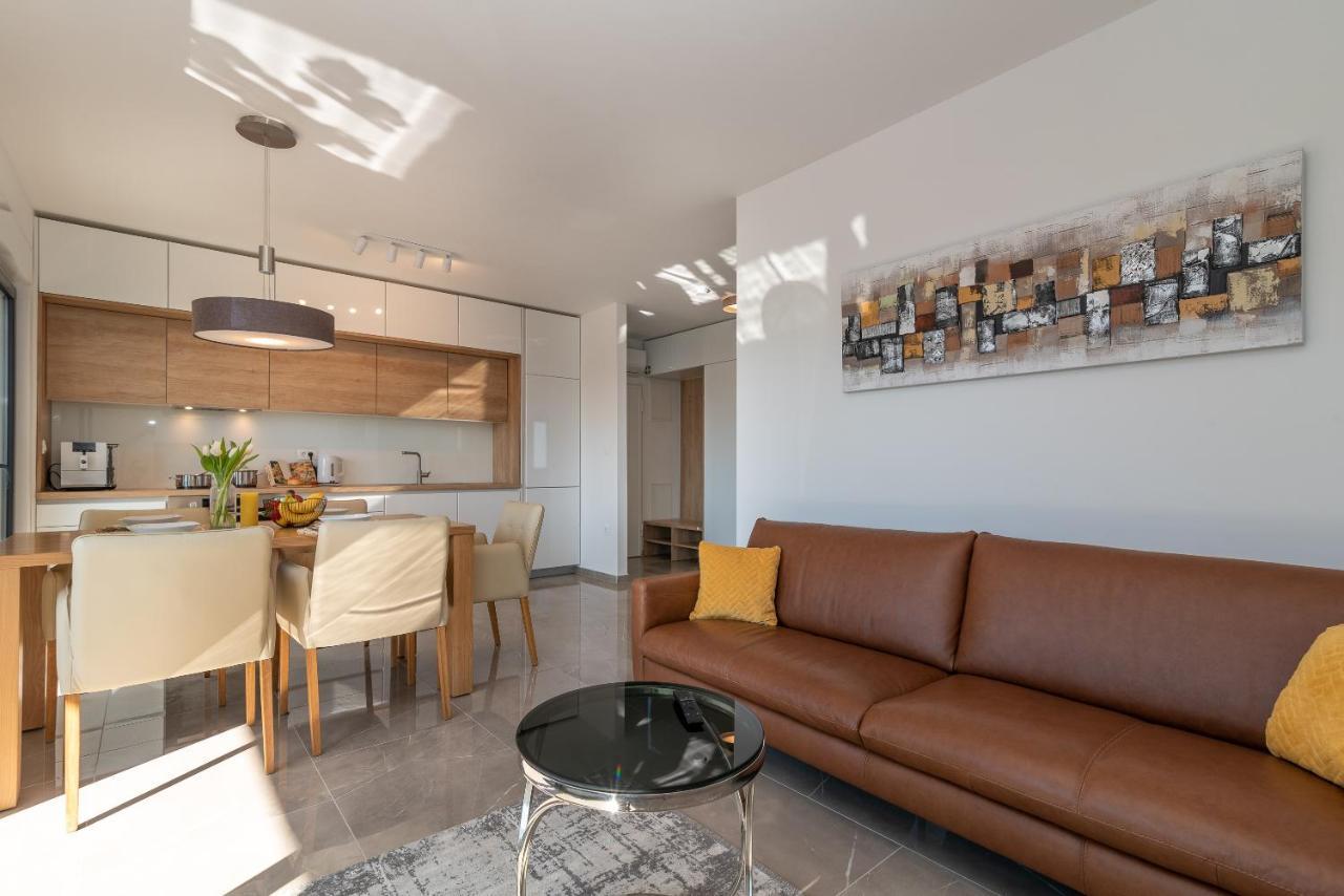 Poolside 2 Bedroom Ap. Mare トロギール エクステリア 写真