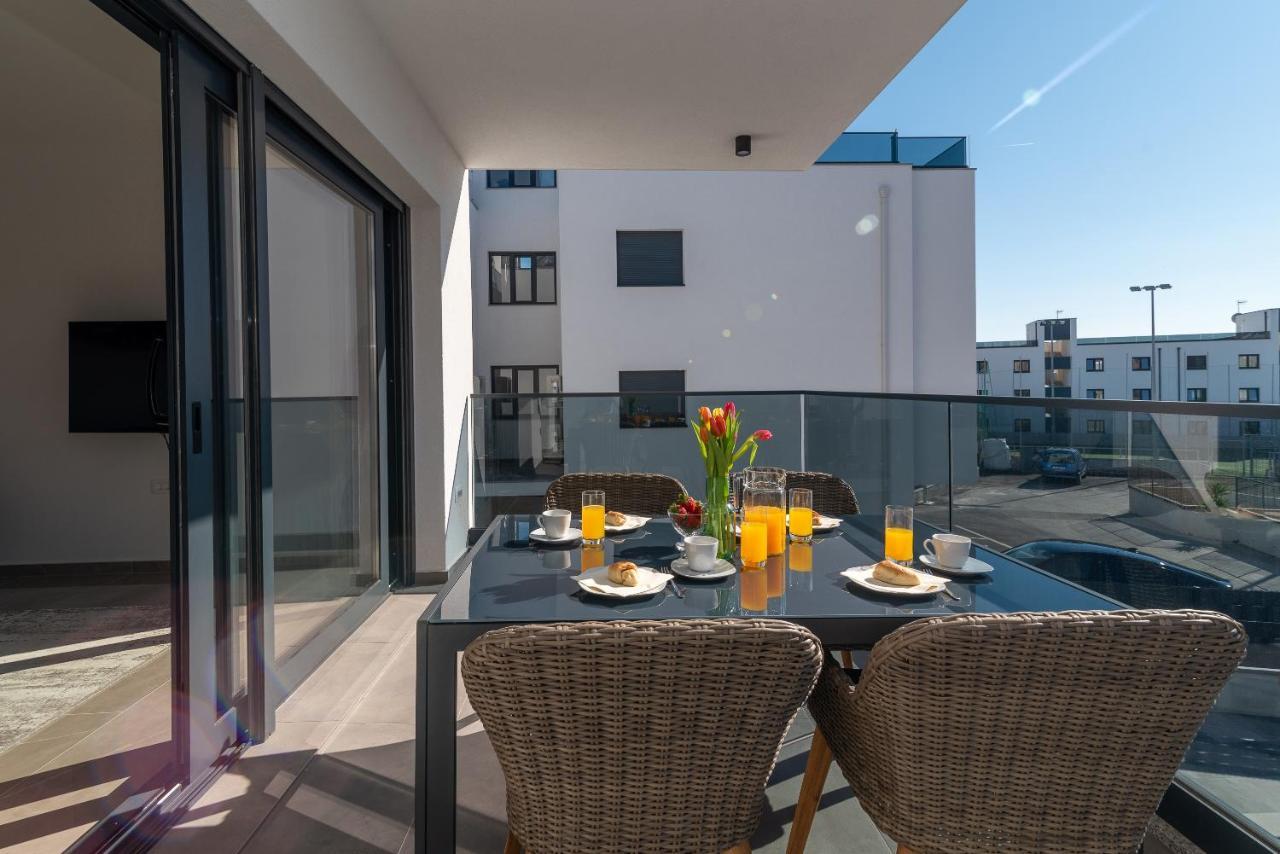 Poolside 2 Bedroom Ap. Mare トロギール エクステリア 写真