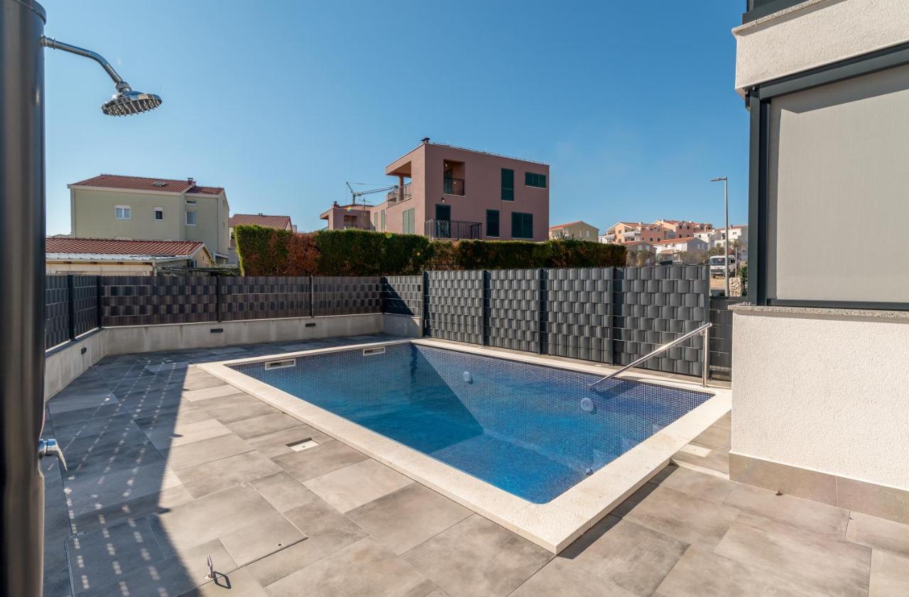 Poolside 2 Bedroom Ap. Mare トロギール エクステリア 写真