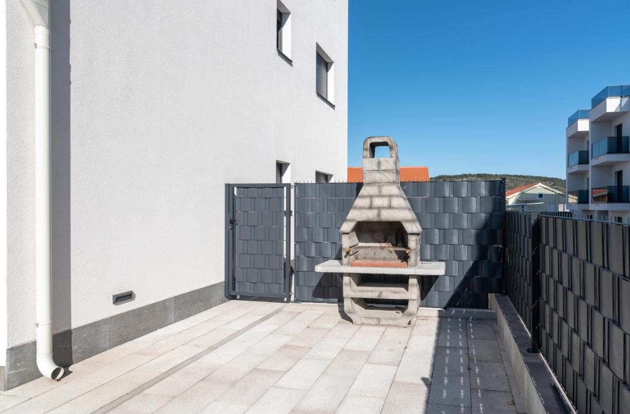 Poolside 2 Bedroom Ap. Mare トロギール エクステリア 写真