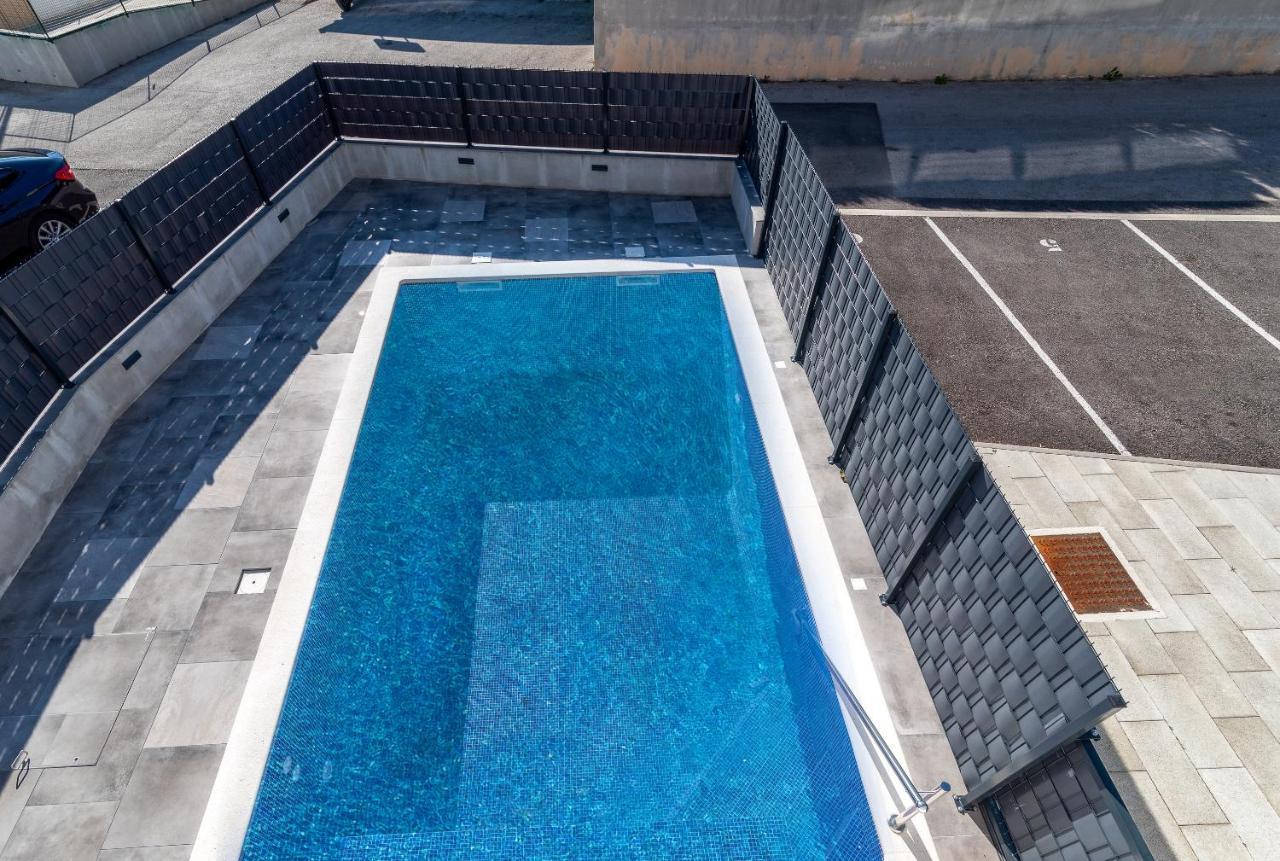 Poolside 2 Bedroom Ap. Mare トロギール エクステリア 写真