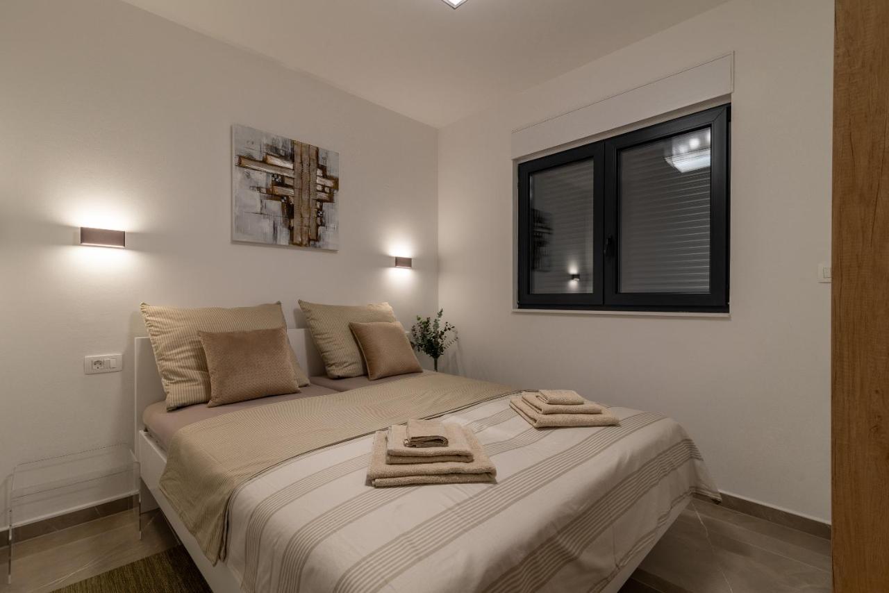 Poolside 2 Bedroom Ap. Mare トロギール エクステリア 写真