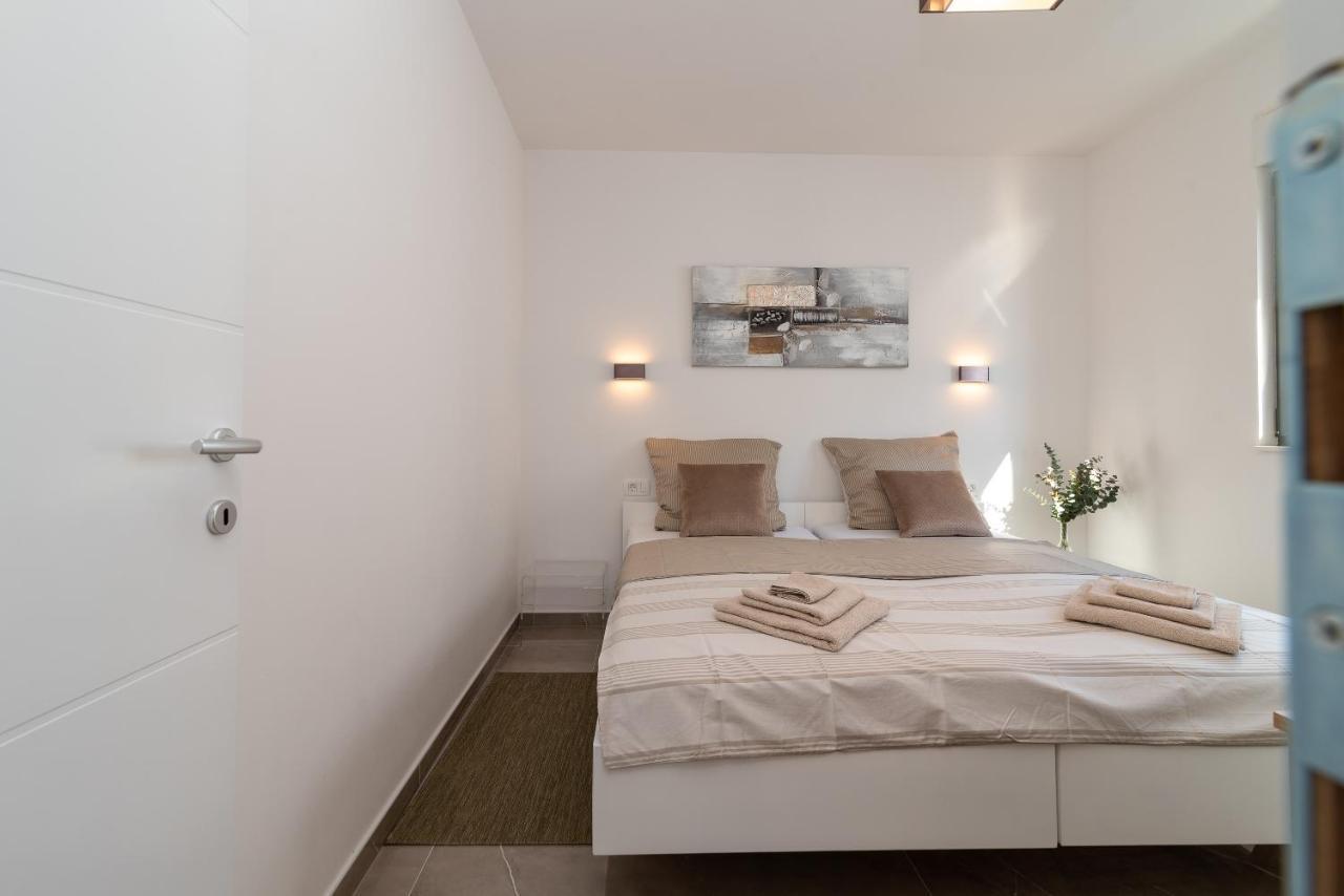 Poolside 2 Bedroom Ap. Mare トロギール エクステリア 写真