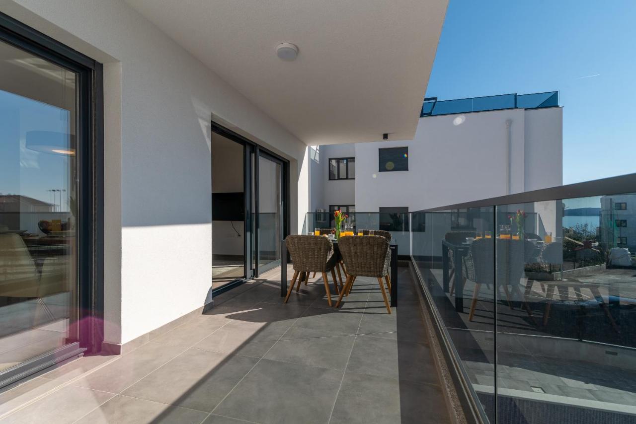 Poolside 2 Bedroom Ap. Mare トロギール エクステリア 写真