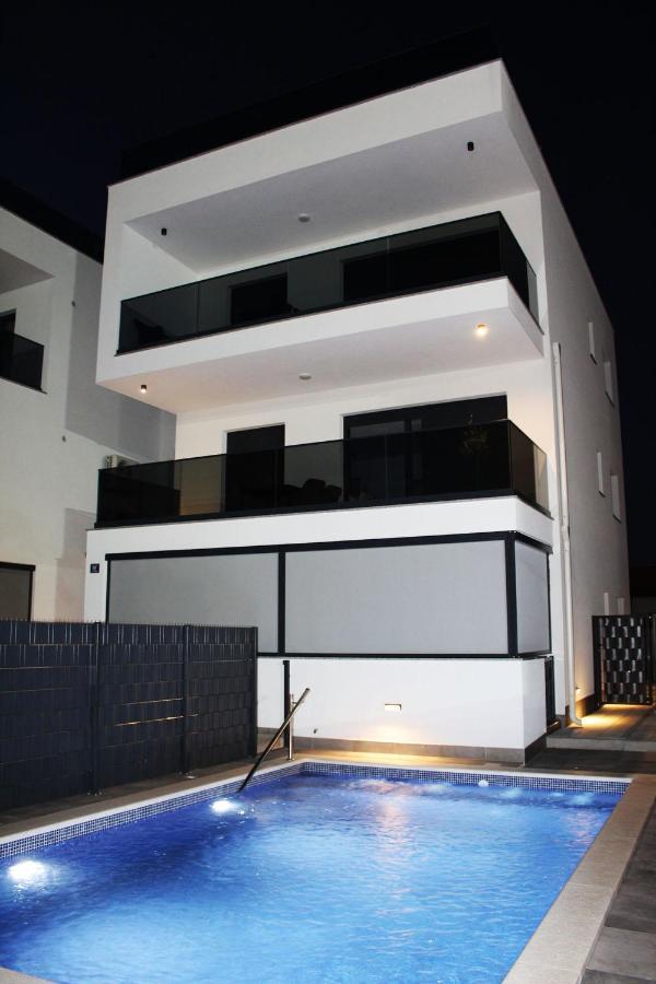 Poolside 2 Bedroom Ap. Mare トロギール エクステリア 写真