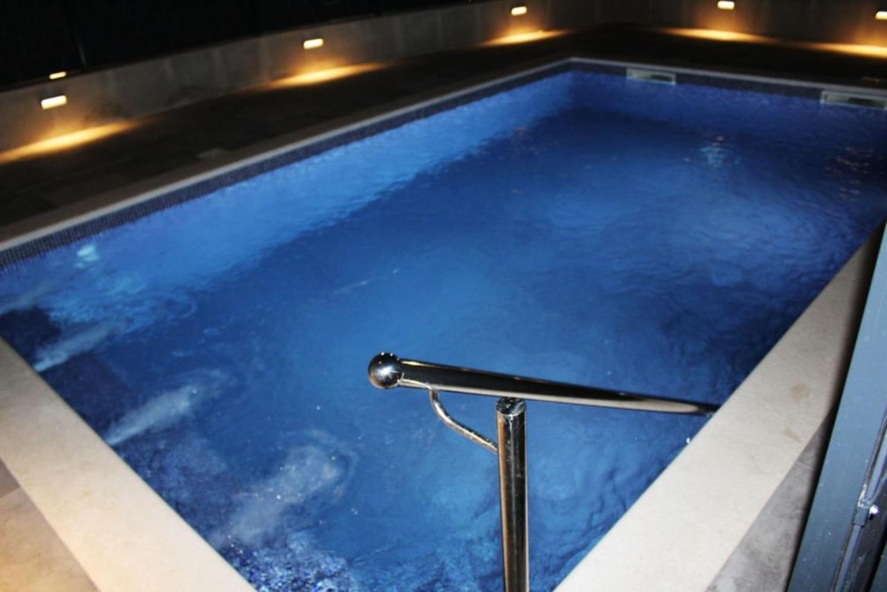 Poolside 2 Bedroom Ap. Mare トロギール エクステリア 写真